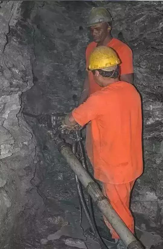 巴西奶奶绿这么贵是有道理的，开采太难了！都是高科技