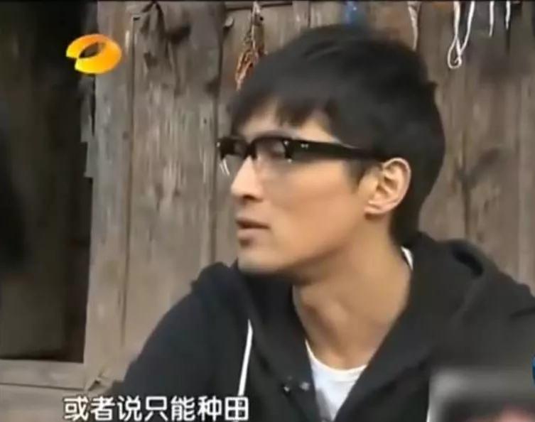 7岁女孩在案板上学习,7岁女孩上网课后续