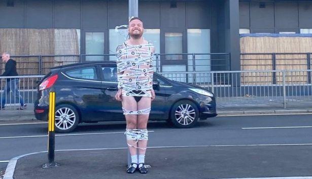 英国新郎被绑在大街示众事件,英国婚礼伴郎打新娘