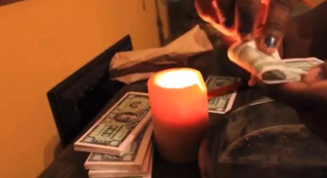 烧纸钱是我们中国传统的民俗,古代烧纸钱的根源