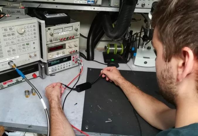 ​对付电台LED电磁干扰，他们改造五金店的EMC电磁滤波器来解决