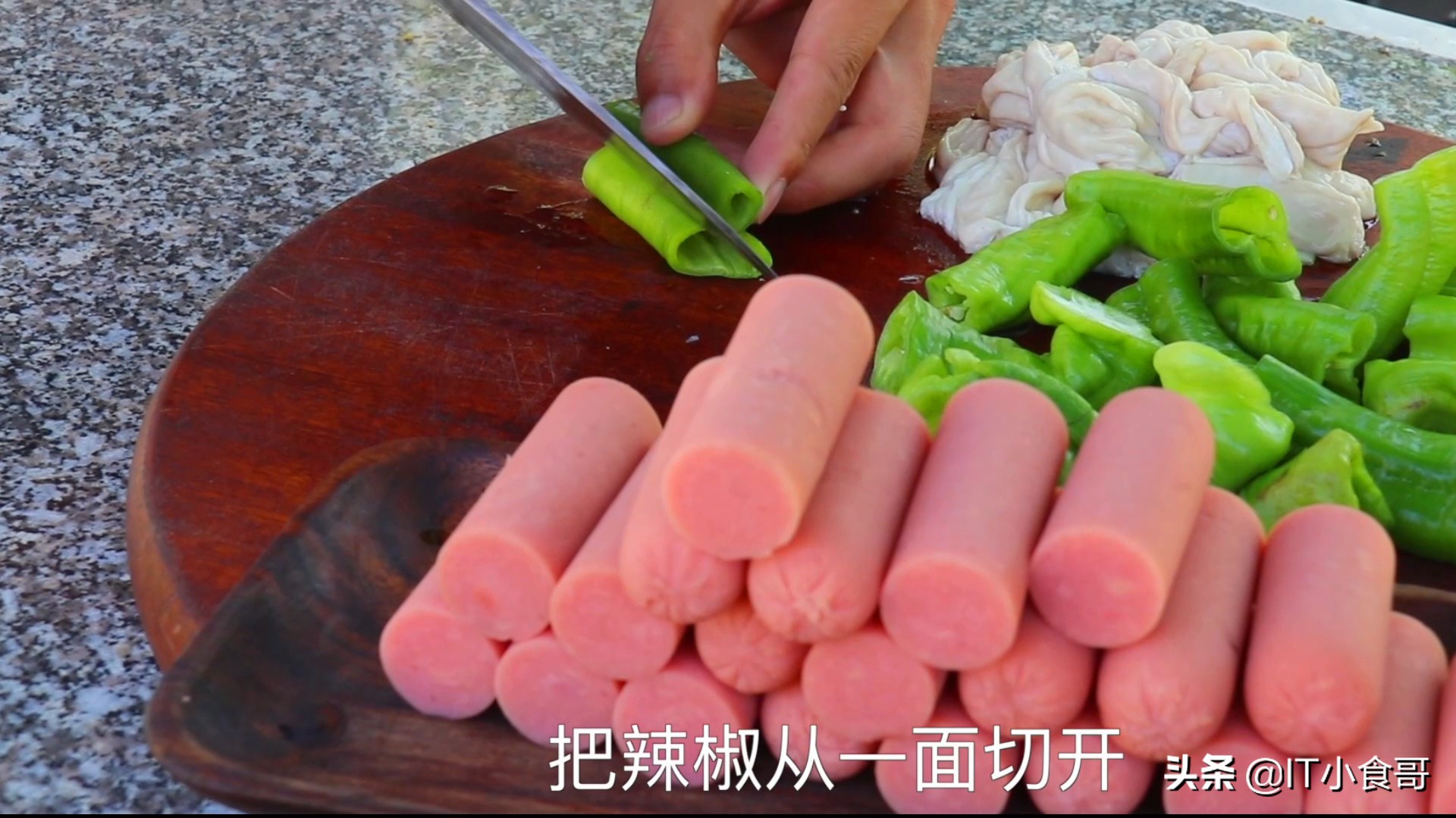 独具特色的烤肥肠，香味醇厚，嚼劲十足，越吃越觉得好吃