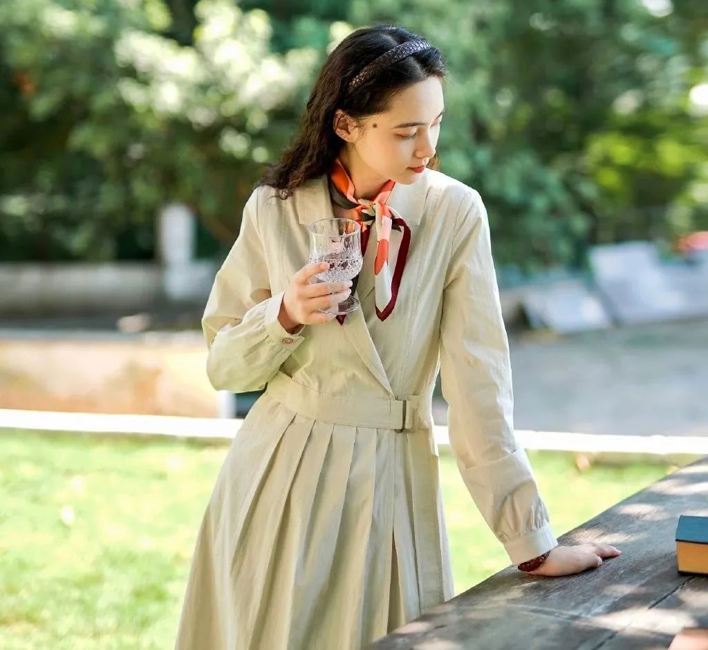 早春外套穿搭学生党甜酷,大衣卫衣短裙靴子