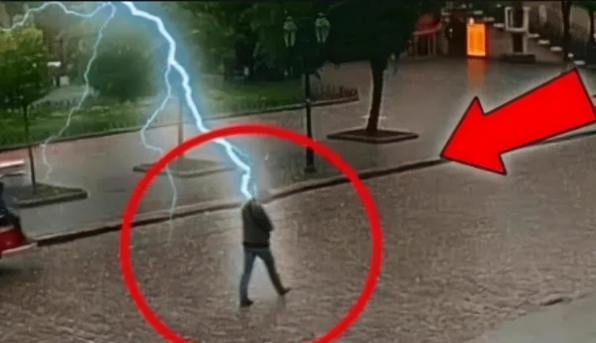 多名游客被雷击倒地,印度三名男子避雨被雷劈死