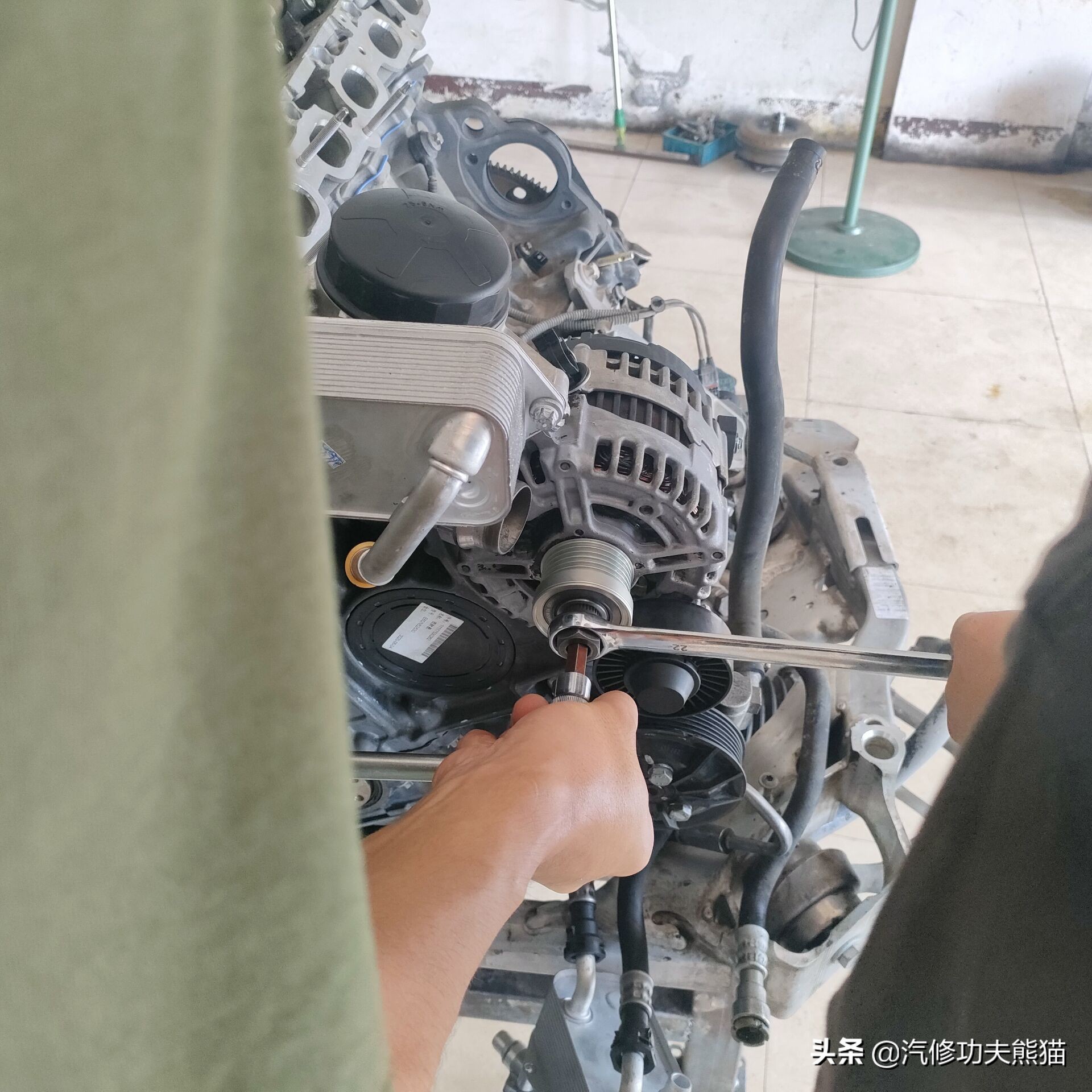 宝马e90325i2007款,宝马e90漏机油通病