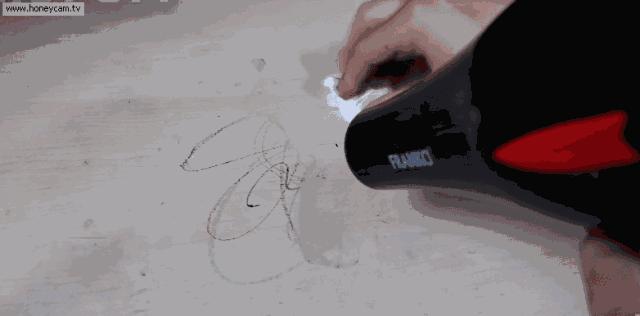 白墙有小坑怎么去除,白墙打洞上的污渍怎么去除