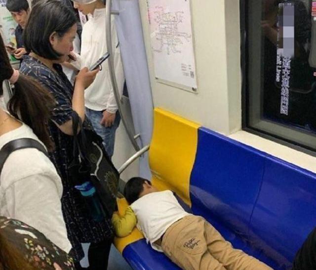 姐弟俩坐姿引热议,姐弟坐地铁坐姿