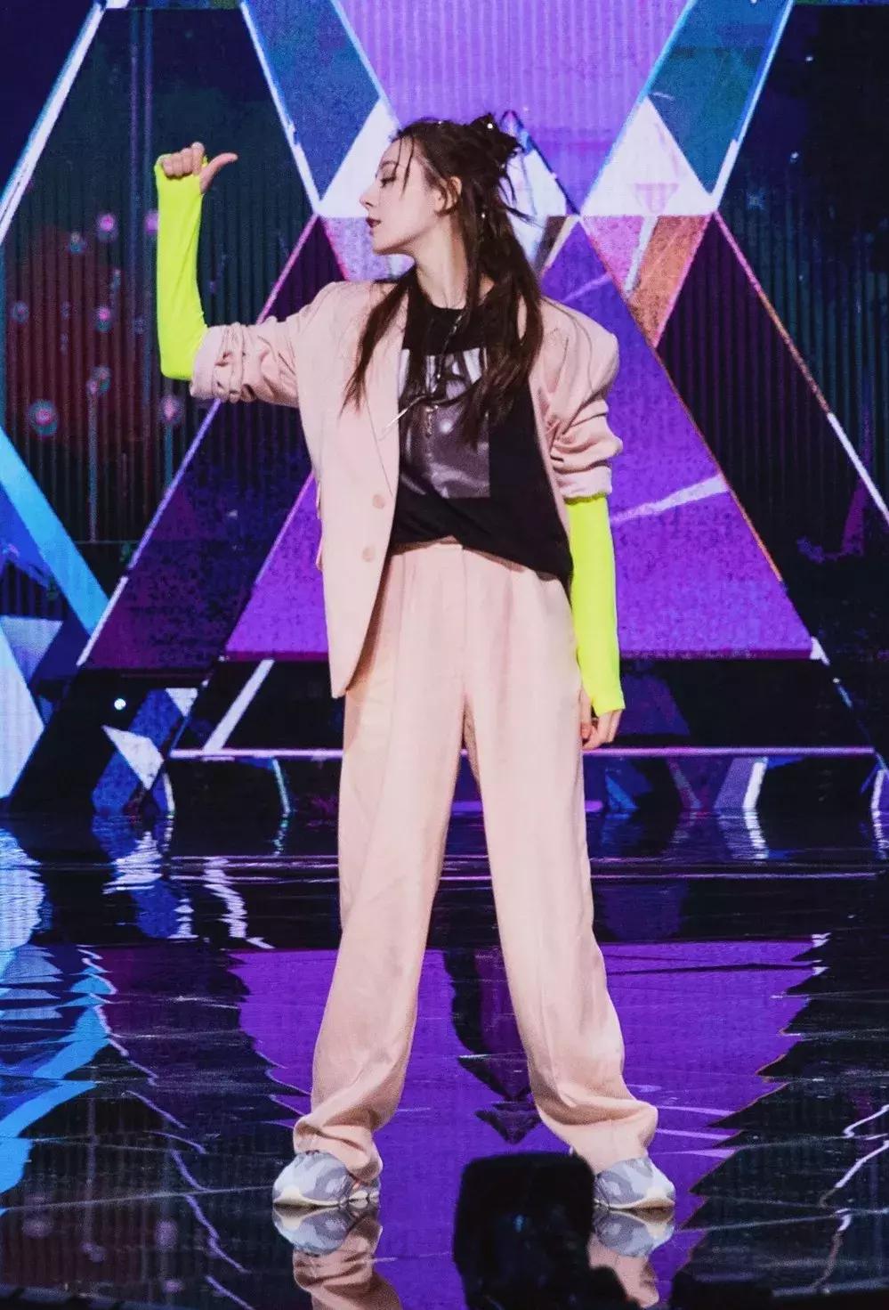 热巴当众撕衣服热舞,谁受得了