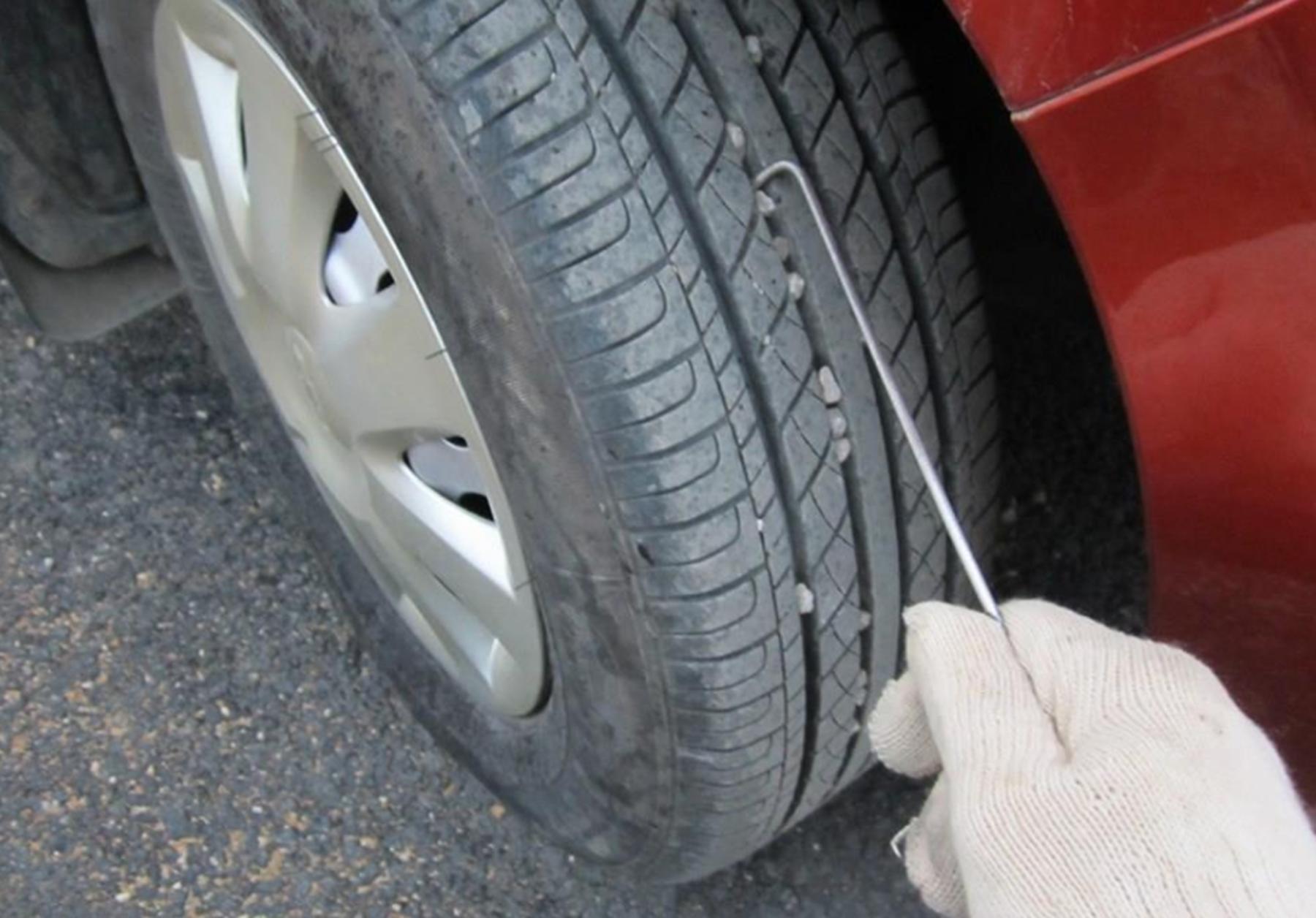 汽车轮胎上的小石子有什么危害,轮胎缝里的小石子有必要抠吗