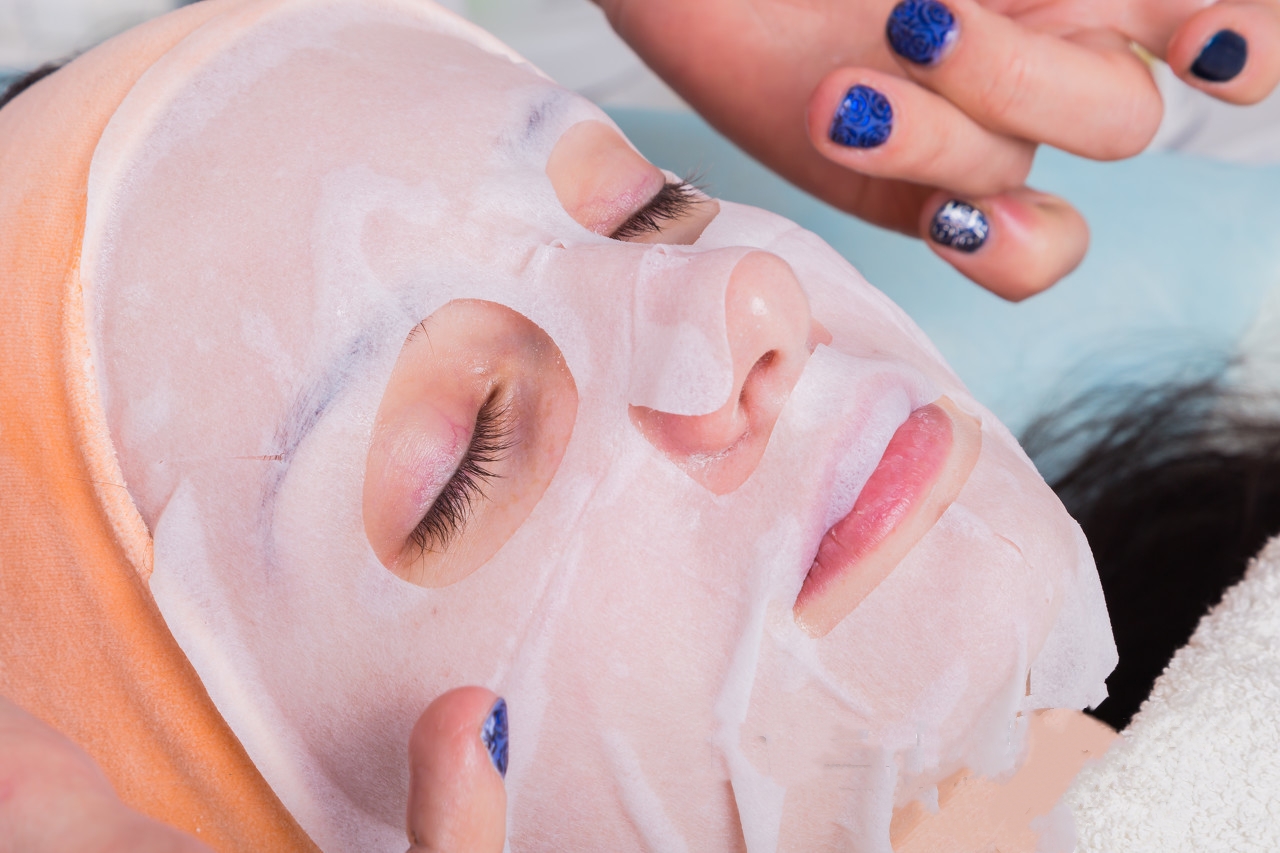 面膜的塑料纸要不要撕下去,贴面膜时上面的塑料纸要先撕掉吗