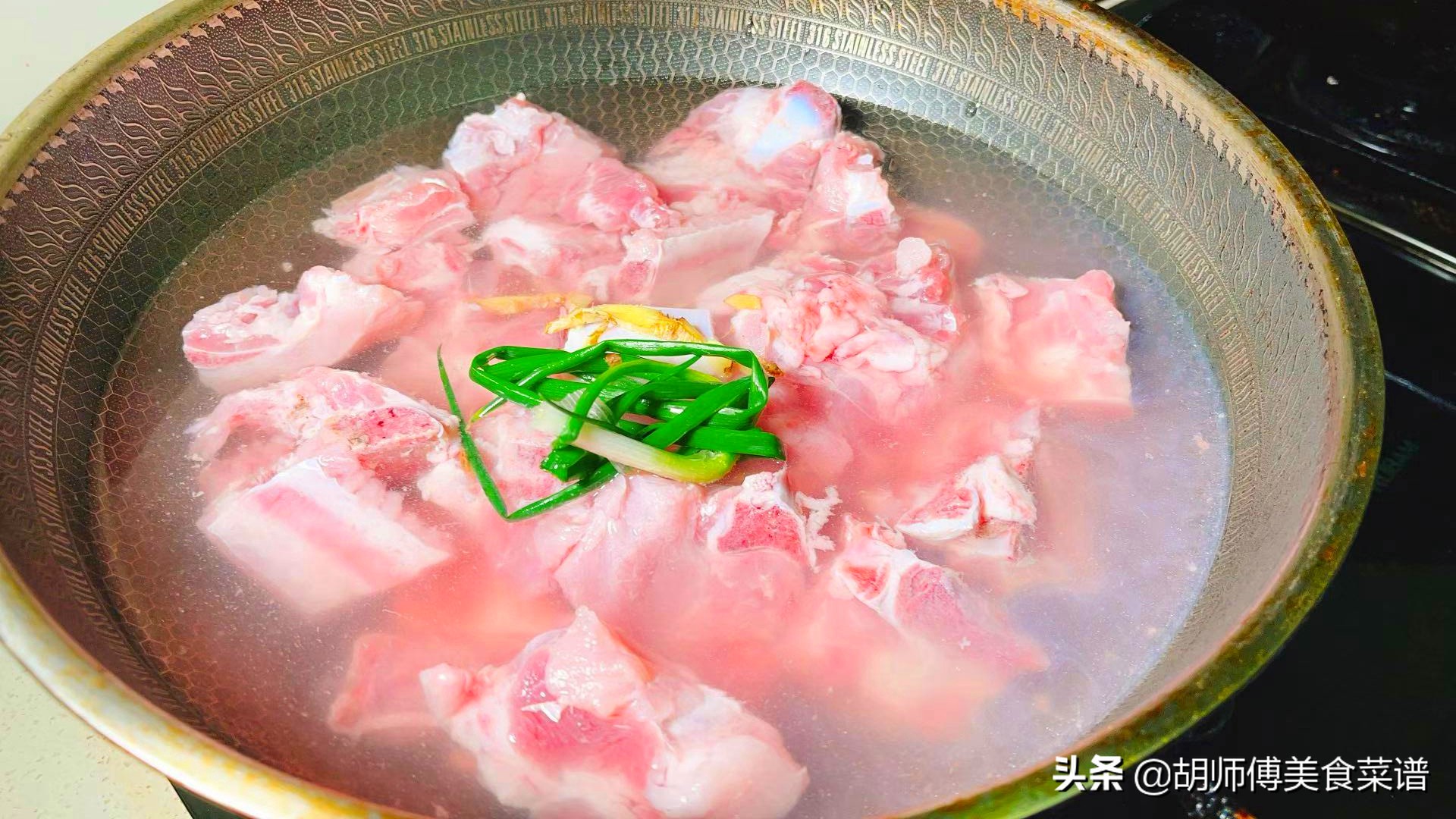 炖排骨先炒葱姜汤不白,炖排骨有人先焯水