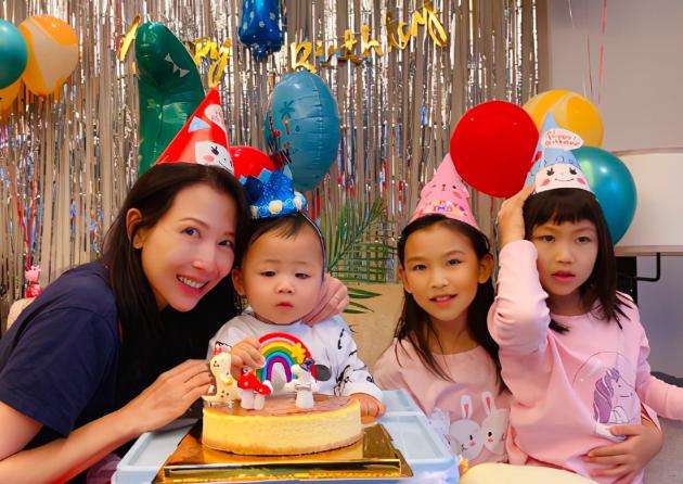 蔡少芬晒与小儿子外出照,蔡少芬带三个孩子和婆婆