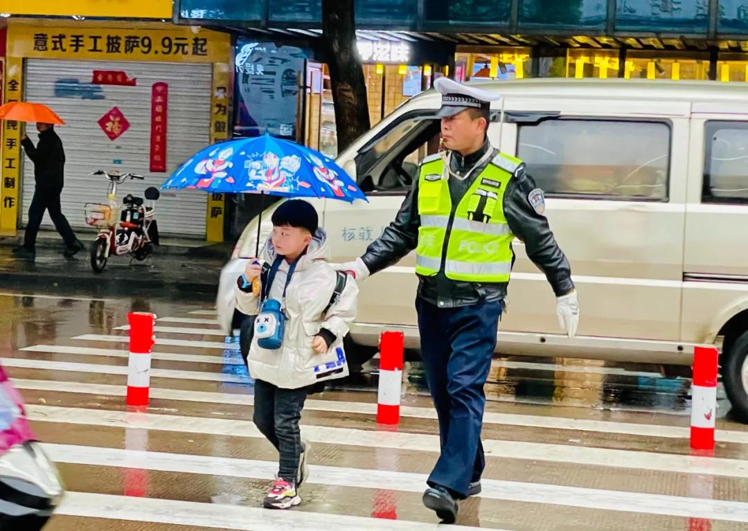 开学季百警坚守护学岗,开学季警察蜀黍温馨寄语