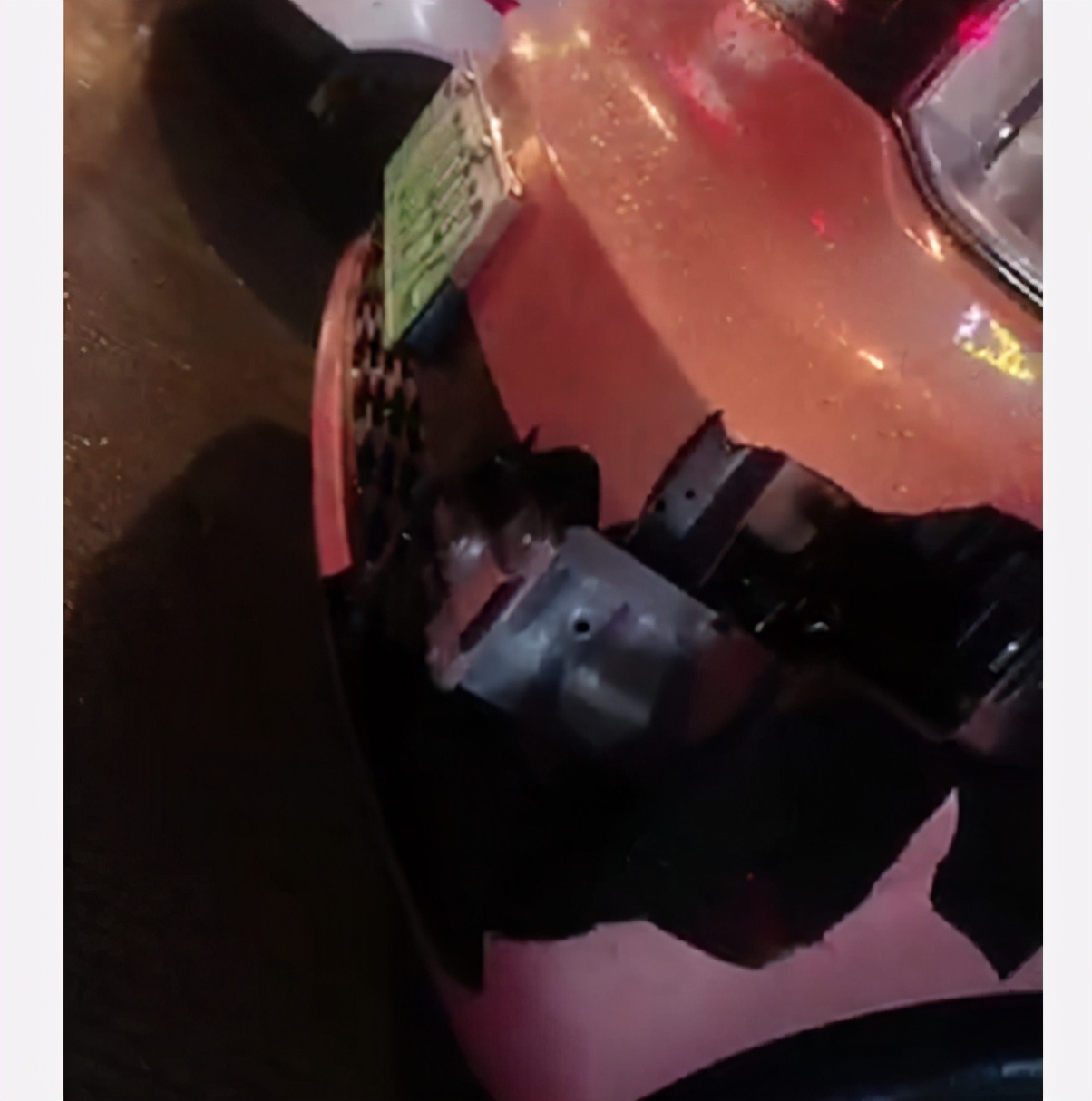 五菱宏光mini撞了个大窟窿,五菱宏光mini保险杠拆解视频