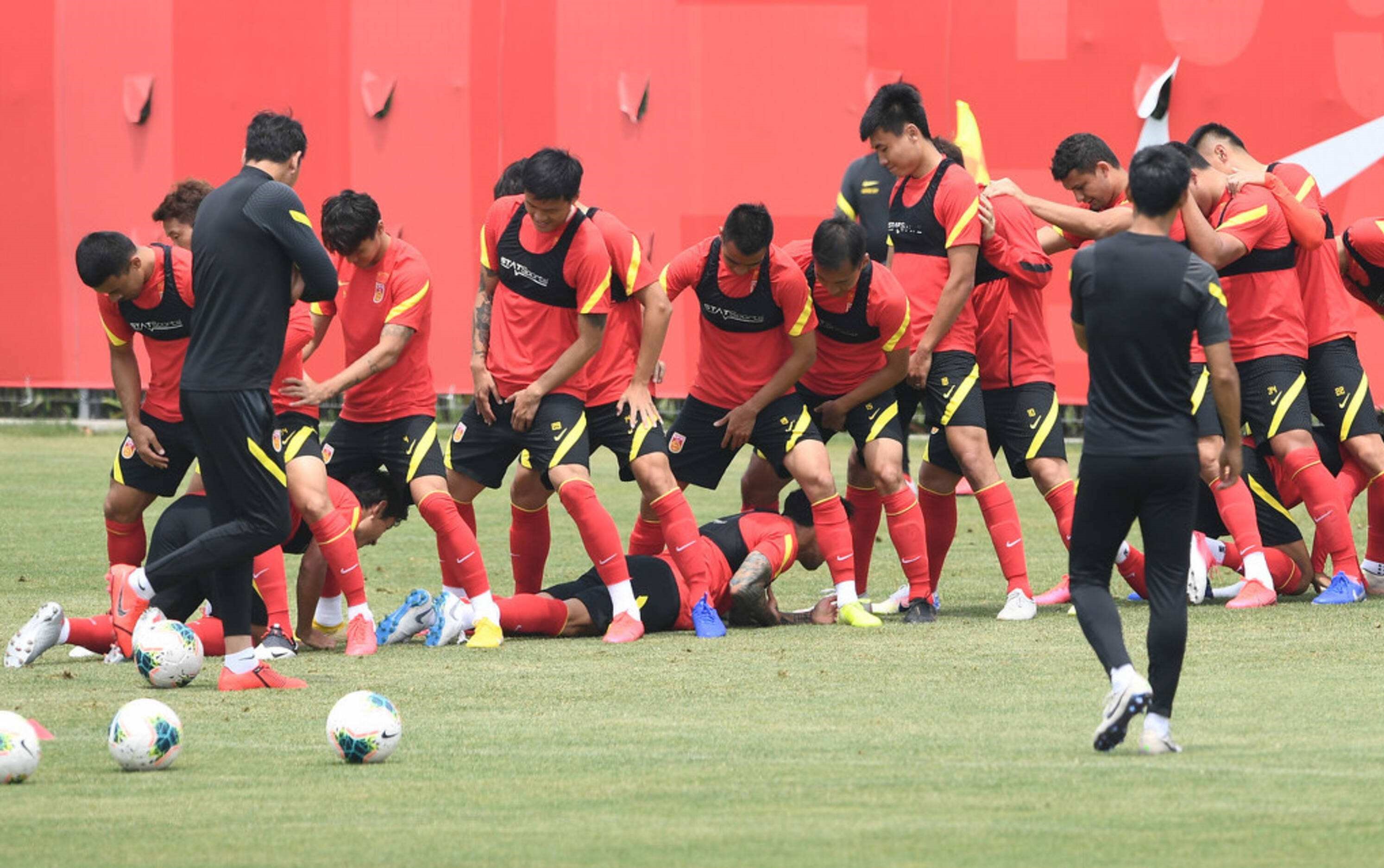 国足大换血，李铁破釜沉舟，谁才是10号球衣的归属？