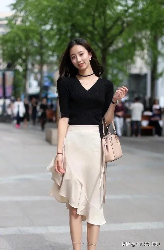 美女搭配一双尖头的银灰色高跟鞋,美女脚上搭配一双斑马纹的高跟鞋