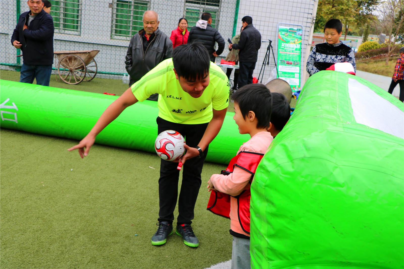 点燃娃娃足球梦想——灌新赞鸿学校趣味足球活动