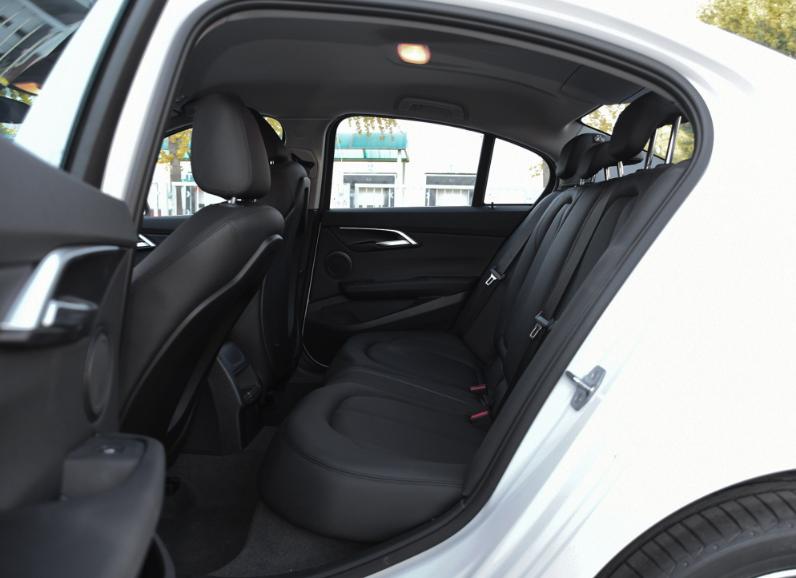 2023款奔驰a180l和宝马120i,奔驰a级180和200哪个更值得买