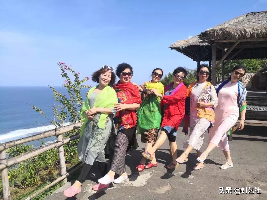 大妈旅游拍照姿势大全高级感,中国大妈旅游团拍照