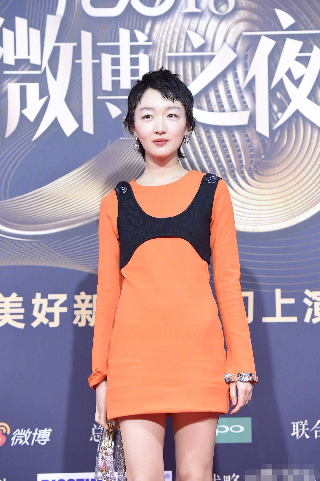 周冬雨穿白色礼服裙大秀美背,周冬雨橘色