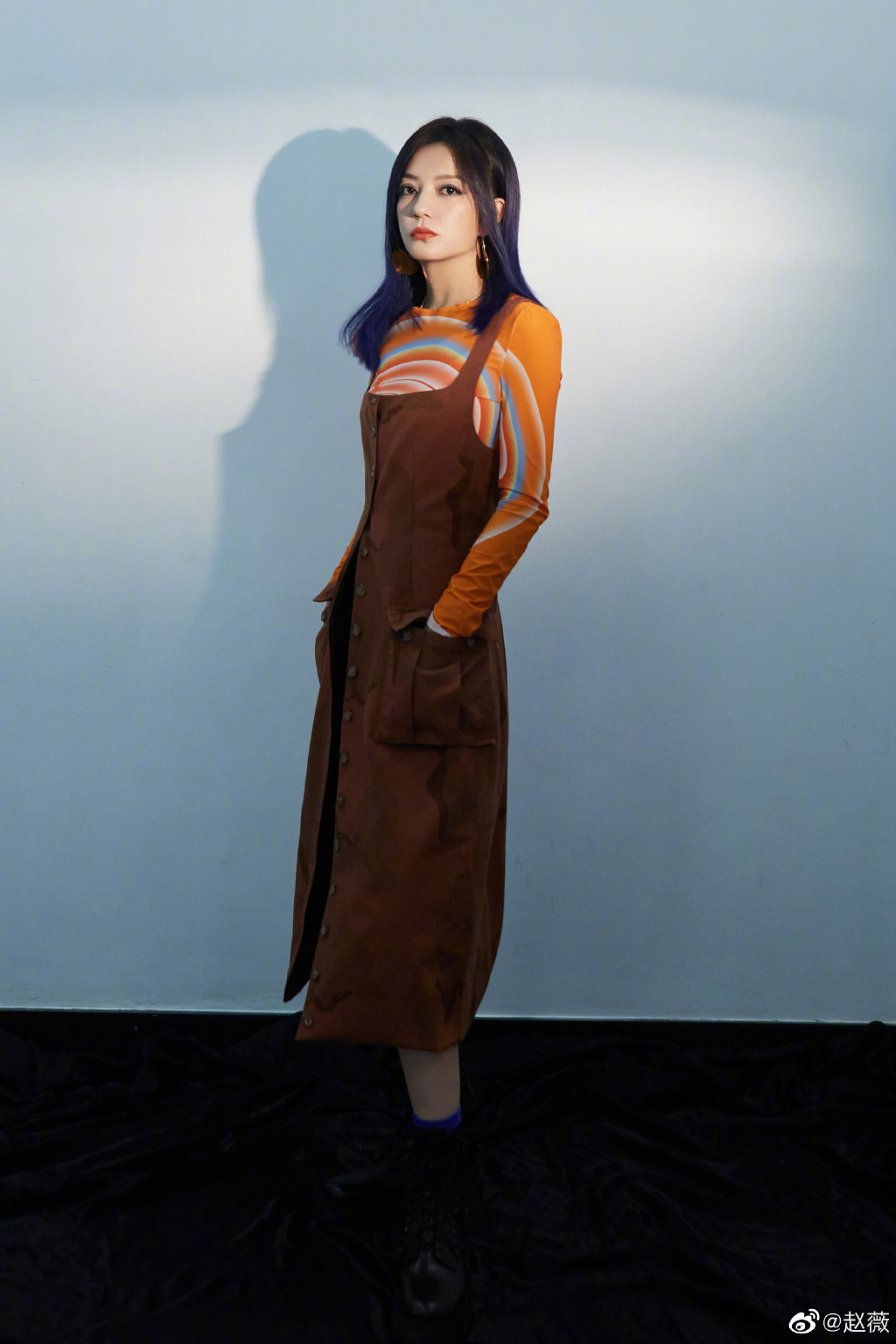 44岁赵薇红色西装+蓝色发型，整个人时髦满分！一点都不像大妈