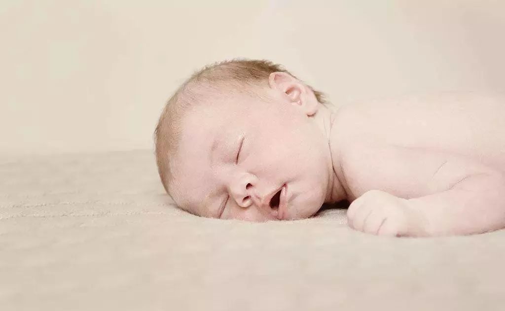 宝宝吃奶睡着放下就醒,宝宝在怀里能睡着一放下就醒