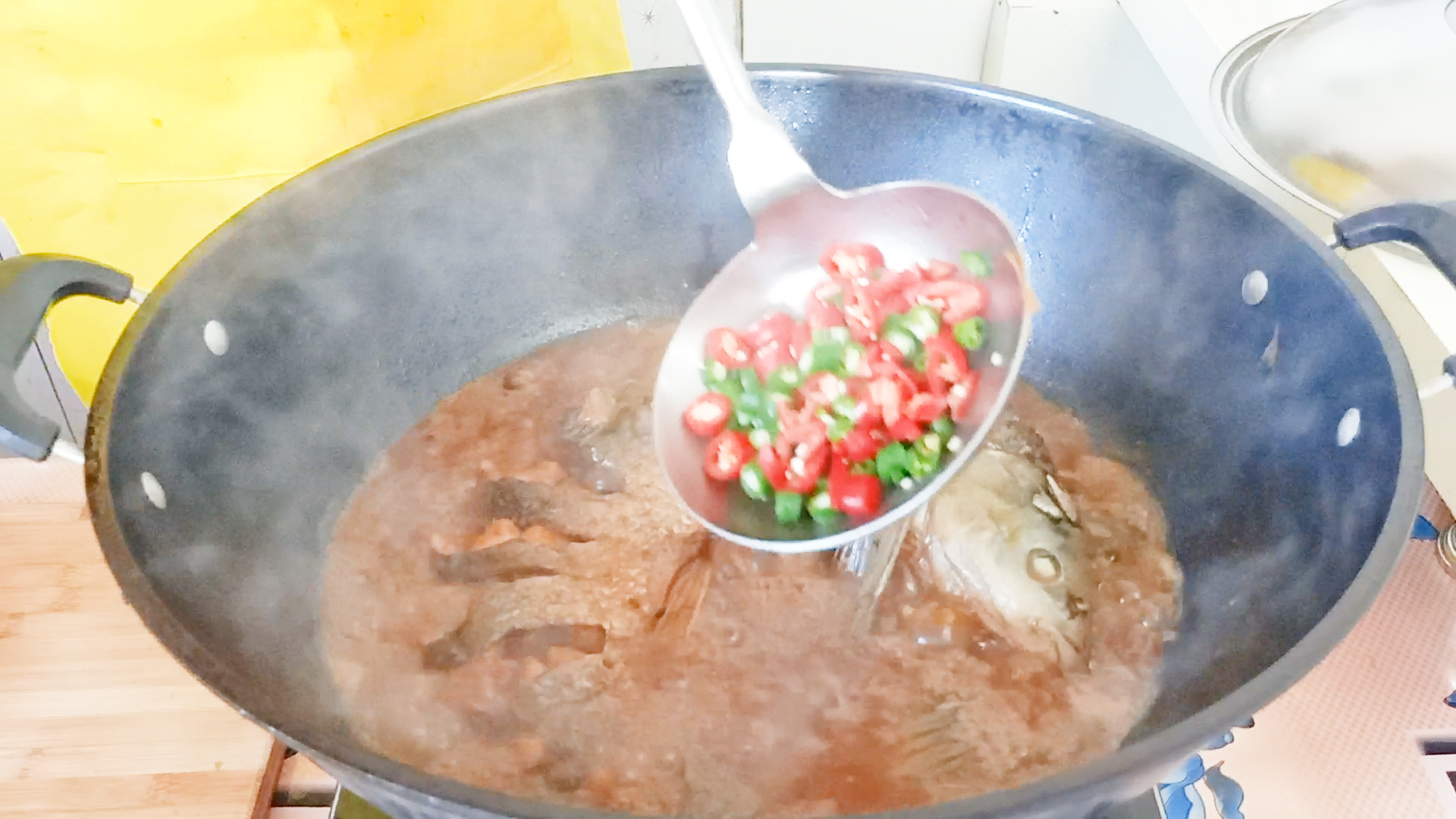 炖鱼一般用什么鱼好吃,不论炖什么鱼最忌放这2种调料