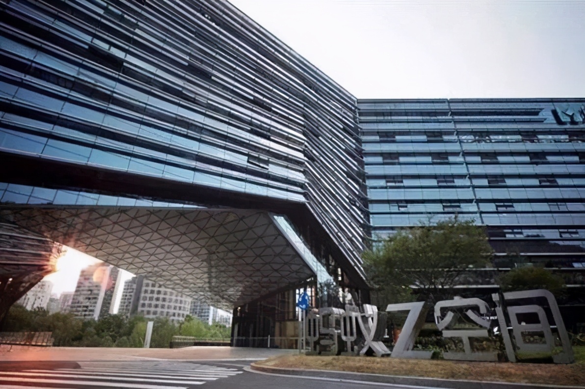 他生于安徽，辅佐马云打造2千亿公司，还给美国大学捐款500万