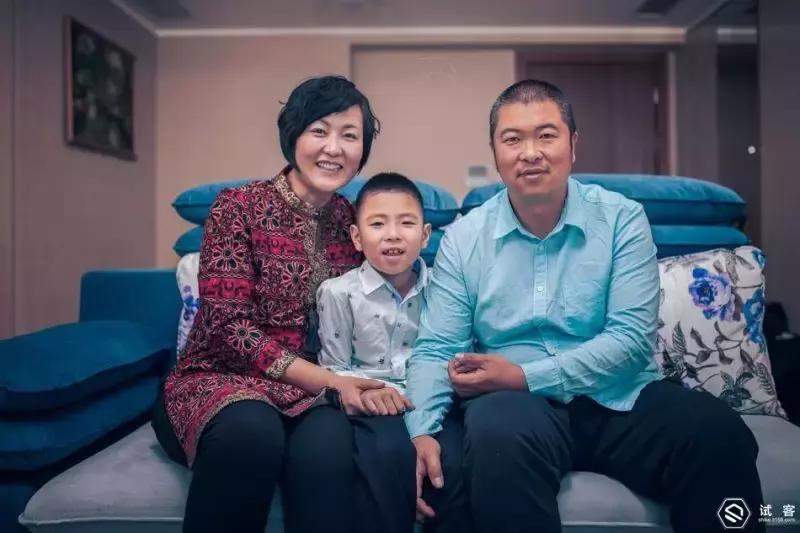 一家五口新春全家福拍照姿势大全,横向新春全家福照片模板直接套用