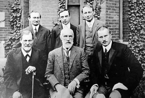 荣格心理学有哪些错误,荣格心理成长是痛苦的过程