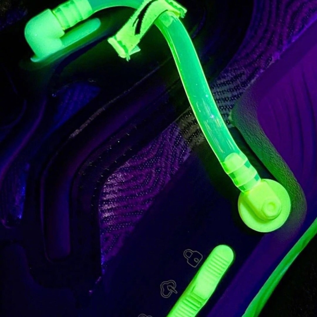 安踏充气蓄能舱篮球鞋,安踏底部有很多透气孔的鞋