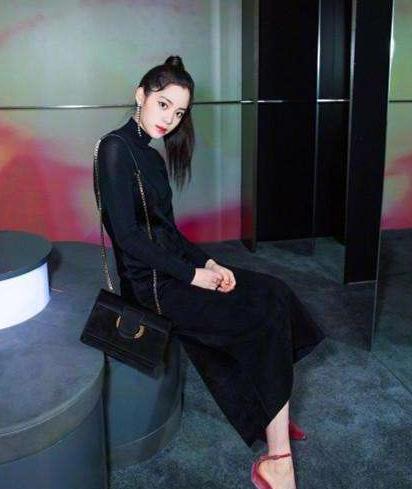 欧阳娜娜穿天空蓝背带裤,欧阳娜娜18岁演唱会黑色礼服