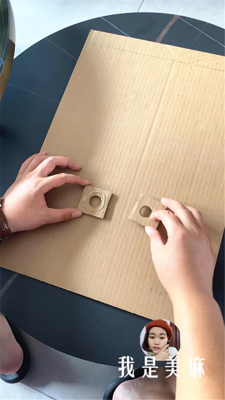 用快递盒做个小赛车玩具,爸爸用纸箱子做汽车