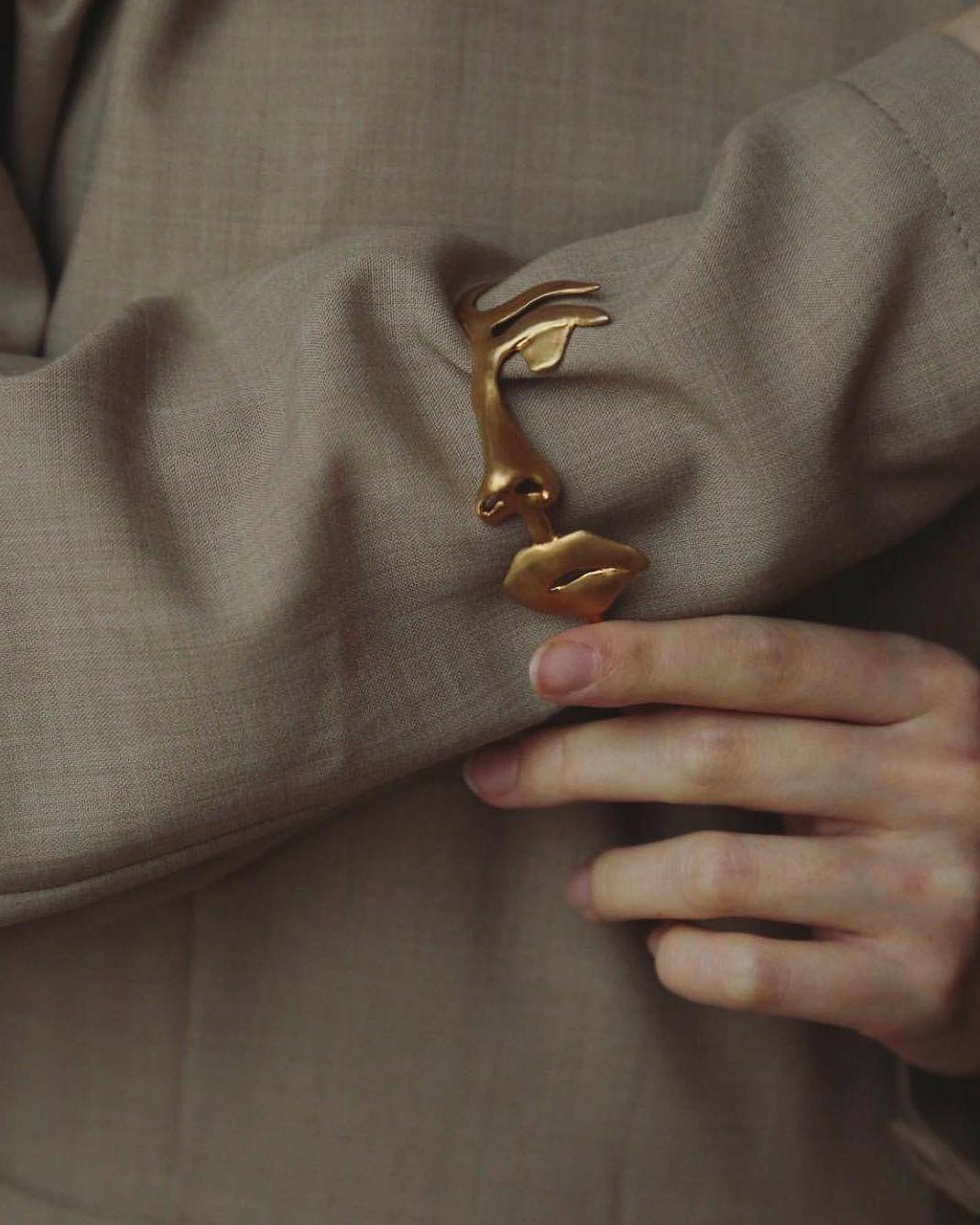 有时候质感就体现在小小的配件上，一件可以陪你穿梭日常的珠宝