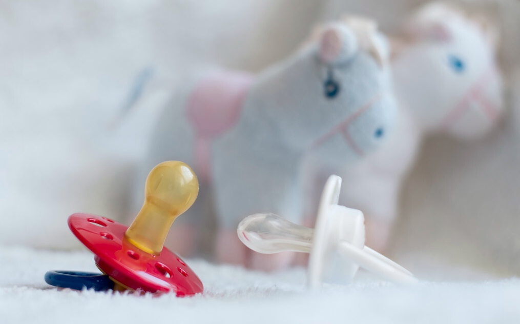 孩子总噘嘴导致牙床变形，竟是安抚奶嘴惹的祸，这个年龄就该戒了