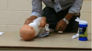 帮宝宝换尿不湿的正确方法,怎样给宝宝换尿不湿时不吐奶