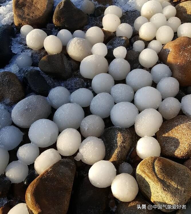 芬兰某地海滩出现大片冰蛋,芬兰海岸发现的冰蛋