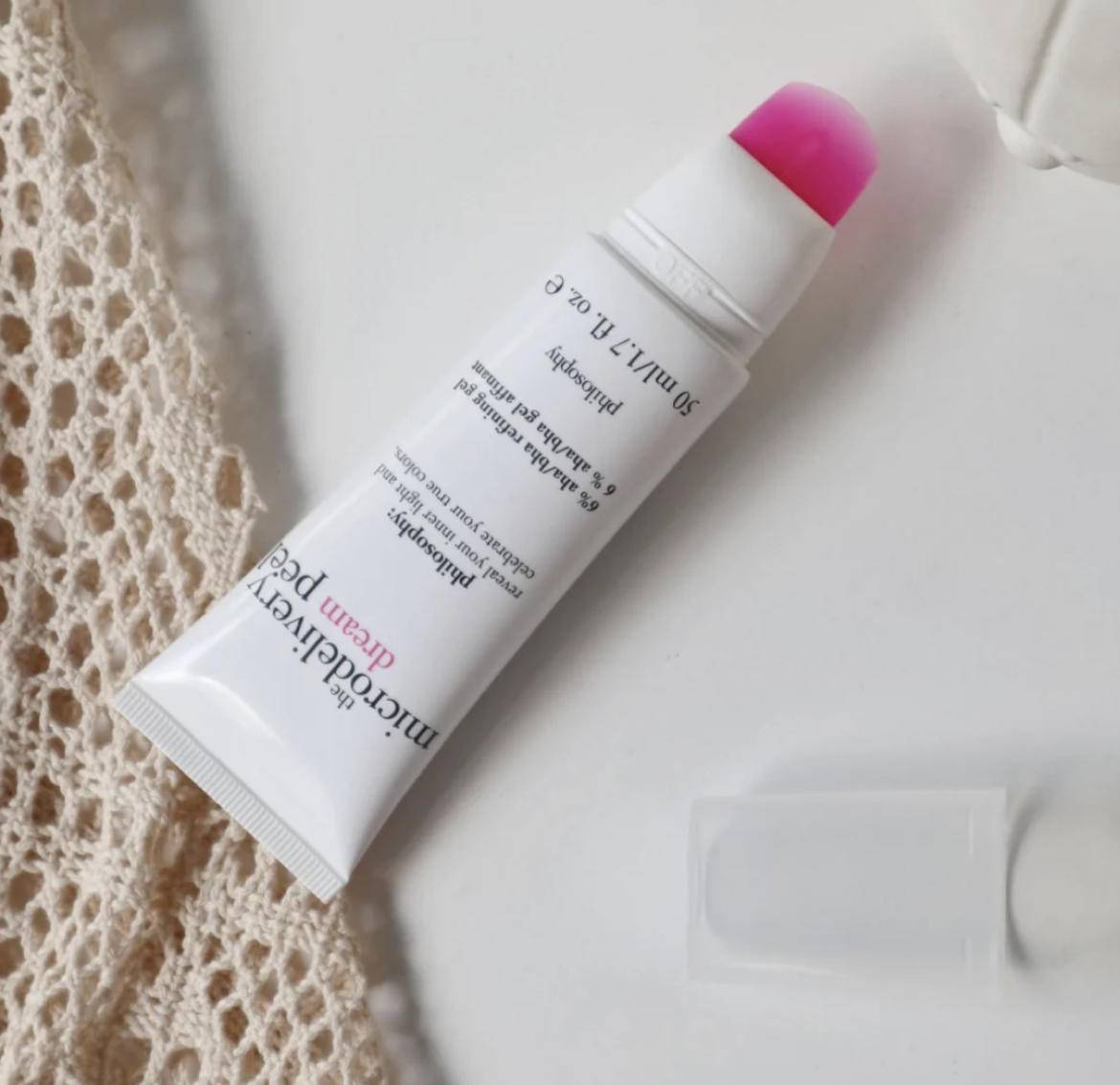 脸上有个光滑不痛不痒的小疙瘩,脸上皮肤粗糙长疙瘩是怎么回事