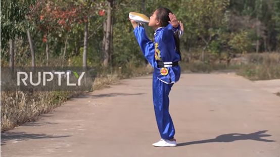 外国人练中国功夫的方法也太油菜花了
