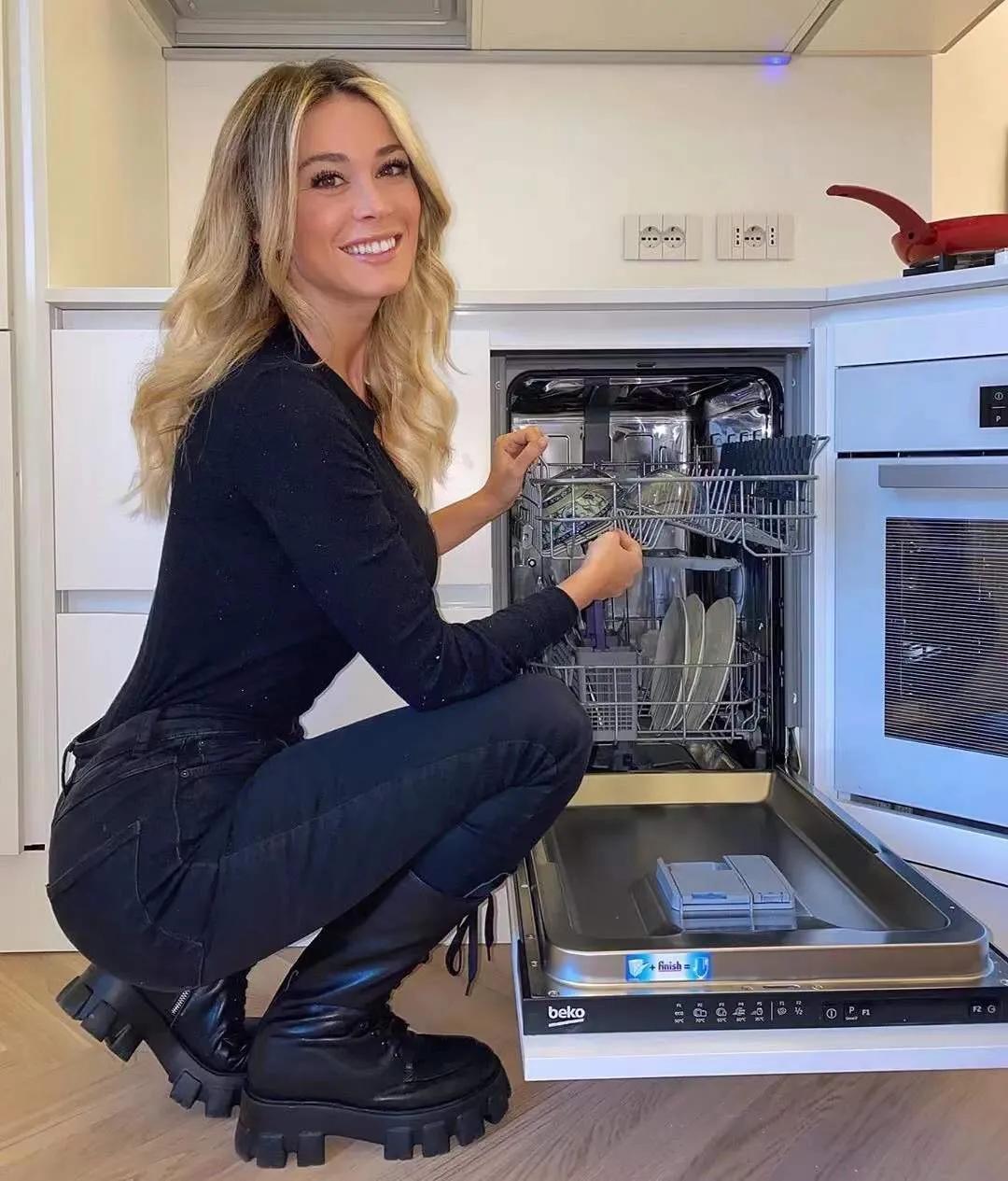 意大利足球美女,女足球博主身材