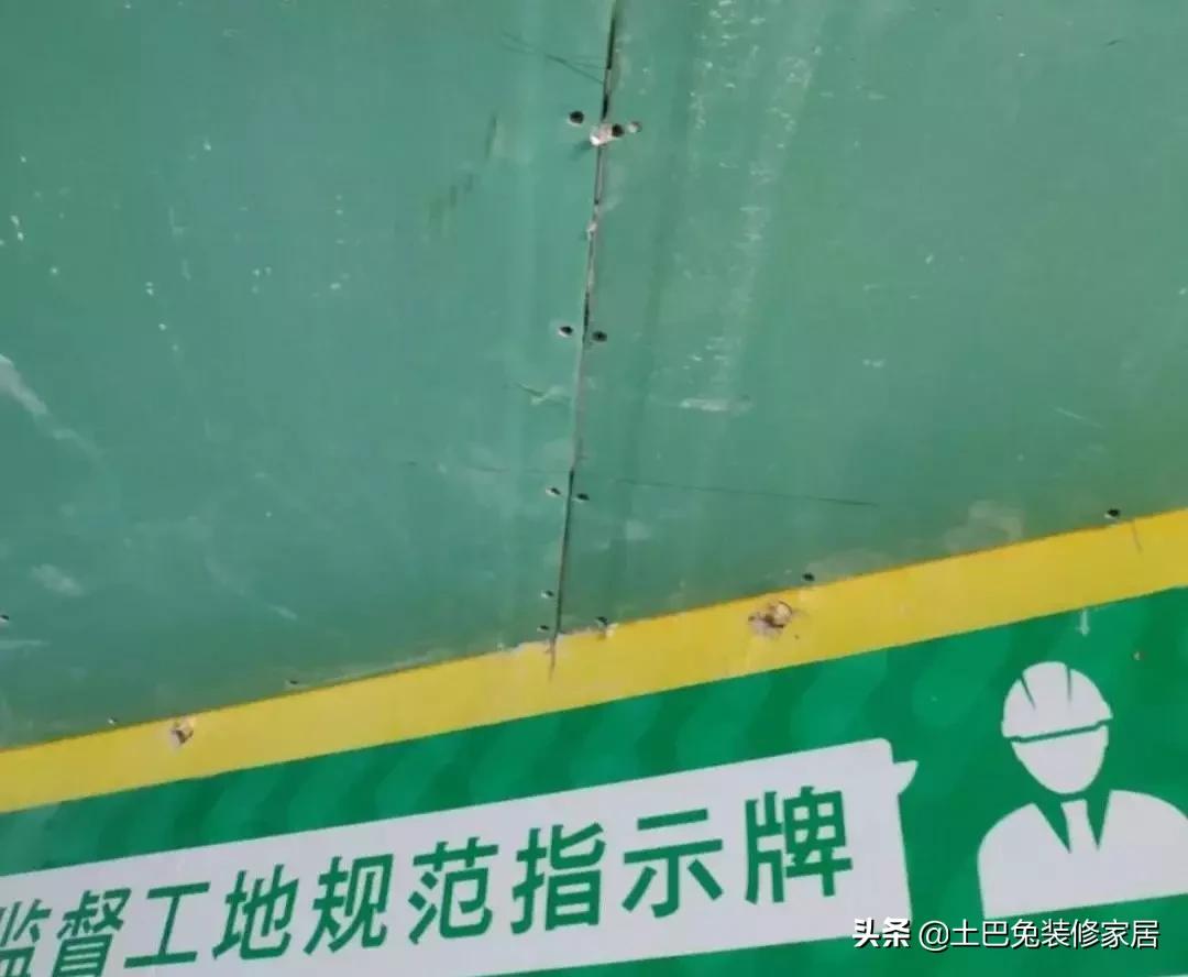 吊顶有一边没有做好,吊顶里边没做好