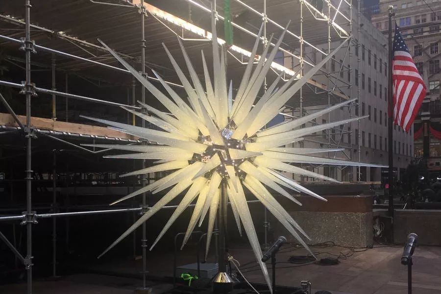 美国纽约洛克菲勒中心点亮圣诞树,今年洛克菲勒中心圣诞树
