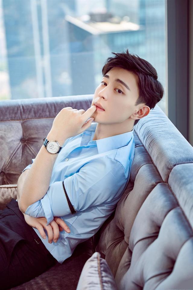 邓伦一件蓝色衬衫搭配西裤，再配上三七分发型，总裁范十足！