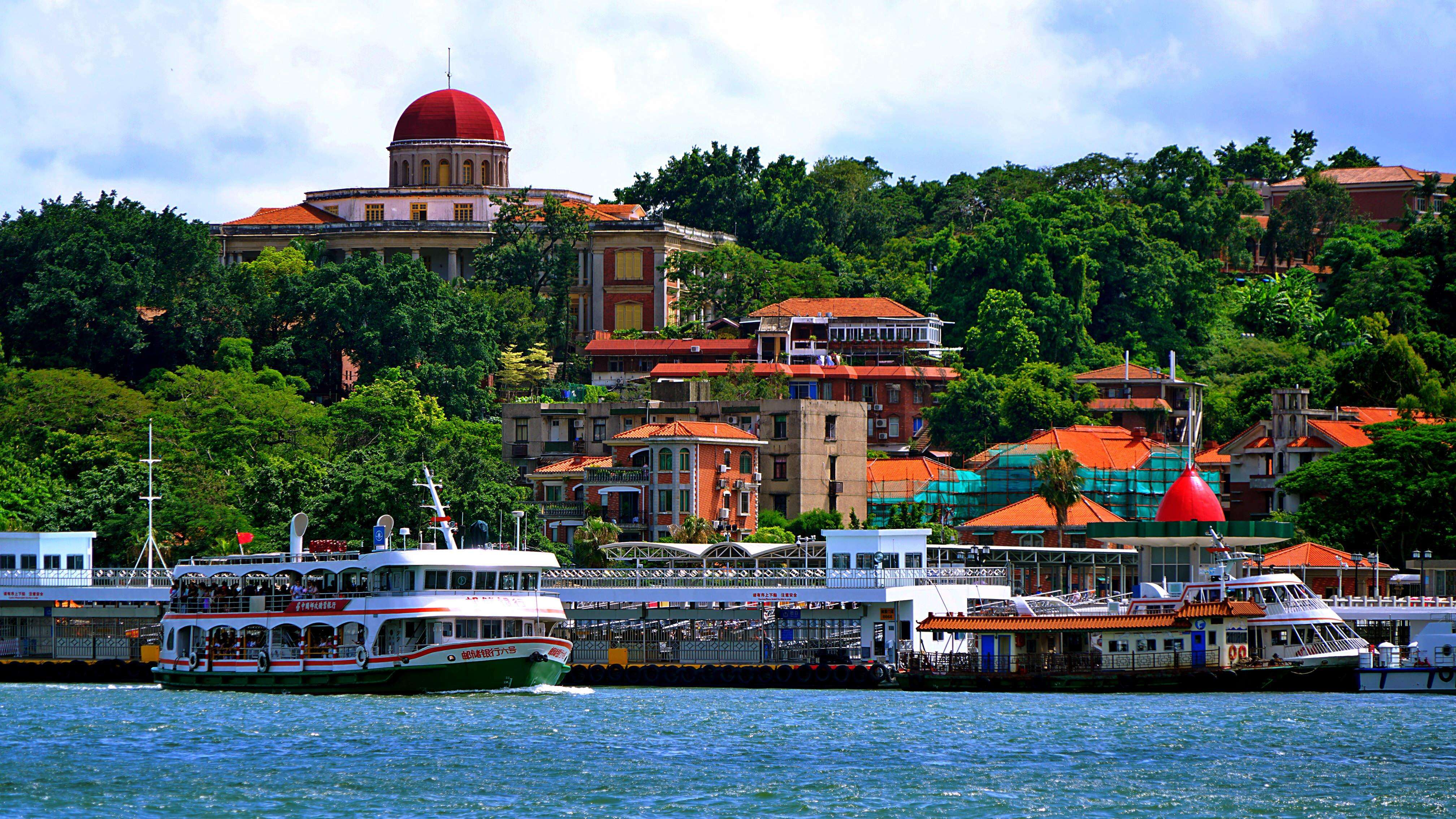 100多年，鼓浪屿从采石场、乱坟岗到公共租界，再到著名风景区