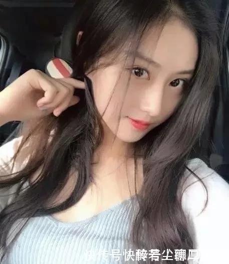 女朋友高跟短裙小黑丝和我见朋友，朋友要女友电话后劝我别花心