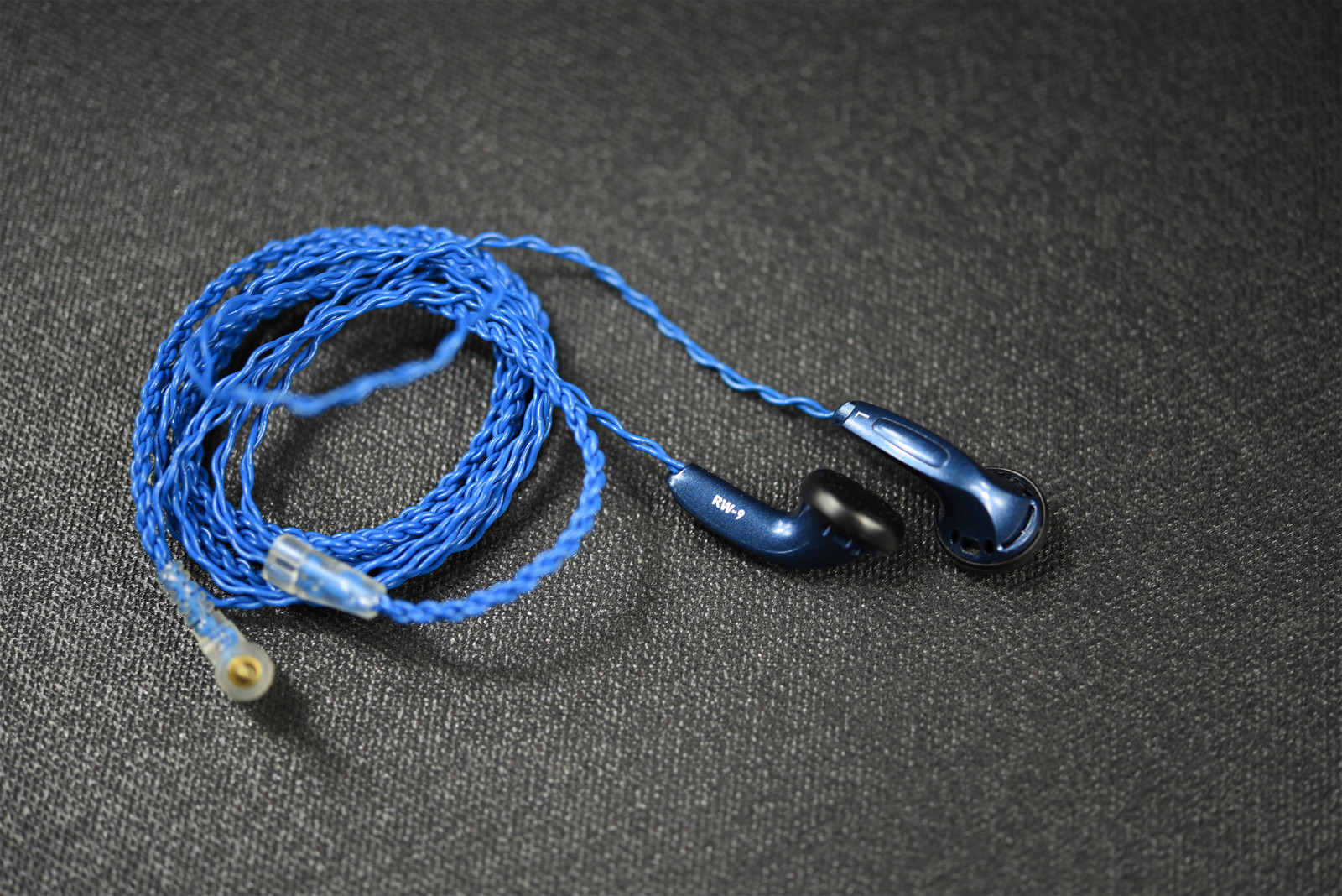 同等价位平头塞和圈铁耳机哪个好,手机直推平头塞耳机推荐