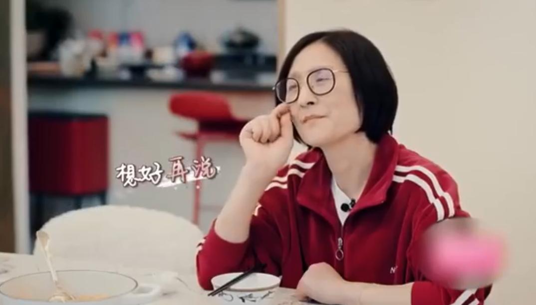 姜潮妈妈买房只写麦迪娜的名字,姜潮妈妈麦迪娜婆婆送鞋