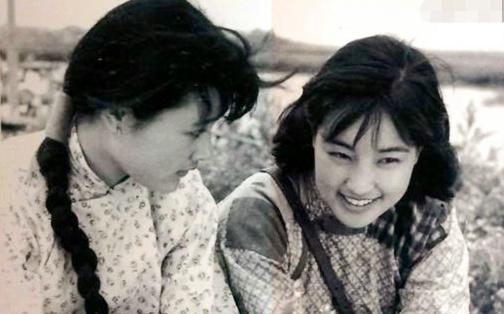 69岁刘晓庆和妹妹罕见同窗照片,刘晓庆的家庭背景