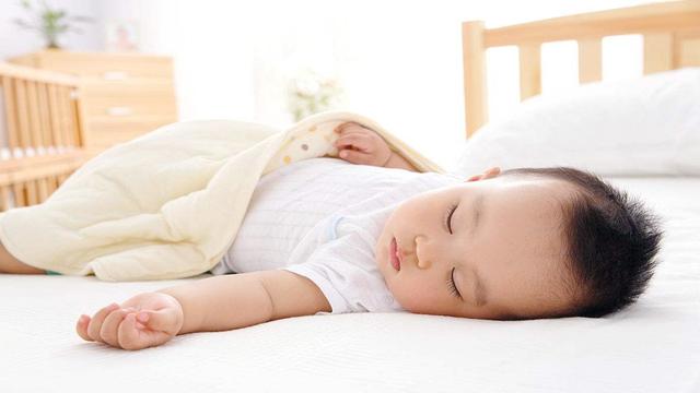 宝宝头型睡偏了怎么办一岁,宝宝头型睡右侧偏了怎么办