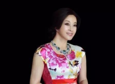 四婚三离、58岁嫁富豪！坐牢422天、身家亿万！传奇女人